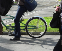Cruiserbike. Moderne Cruiser Fahrräder haben ihren Ursprung in den amerikanischen Beach Cruisern. Inzwischen erobern Cruiserbikes auch die Großstädte. Crusier-Bikes fallen auf durch ihre ungewöhnlichen Rahmenformen im Retro-Stil. Cruiser-Fahrräder sind bequem und lassen durch ihre gute Polsterung den Fahrer wie auf Wolken schweben.