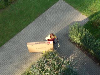 Das Fahrrad aus dem Internet wird geliefert. Hier biegt gerade der Postbote um die Ecke.